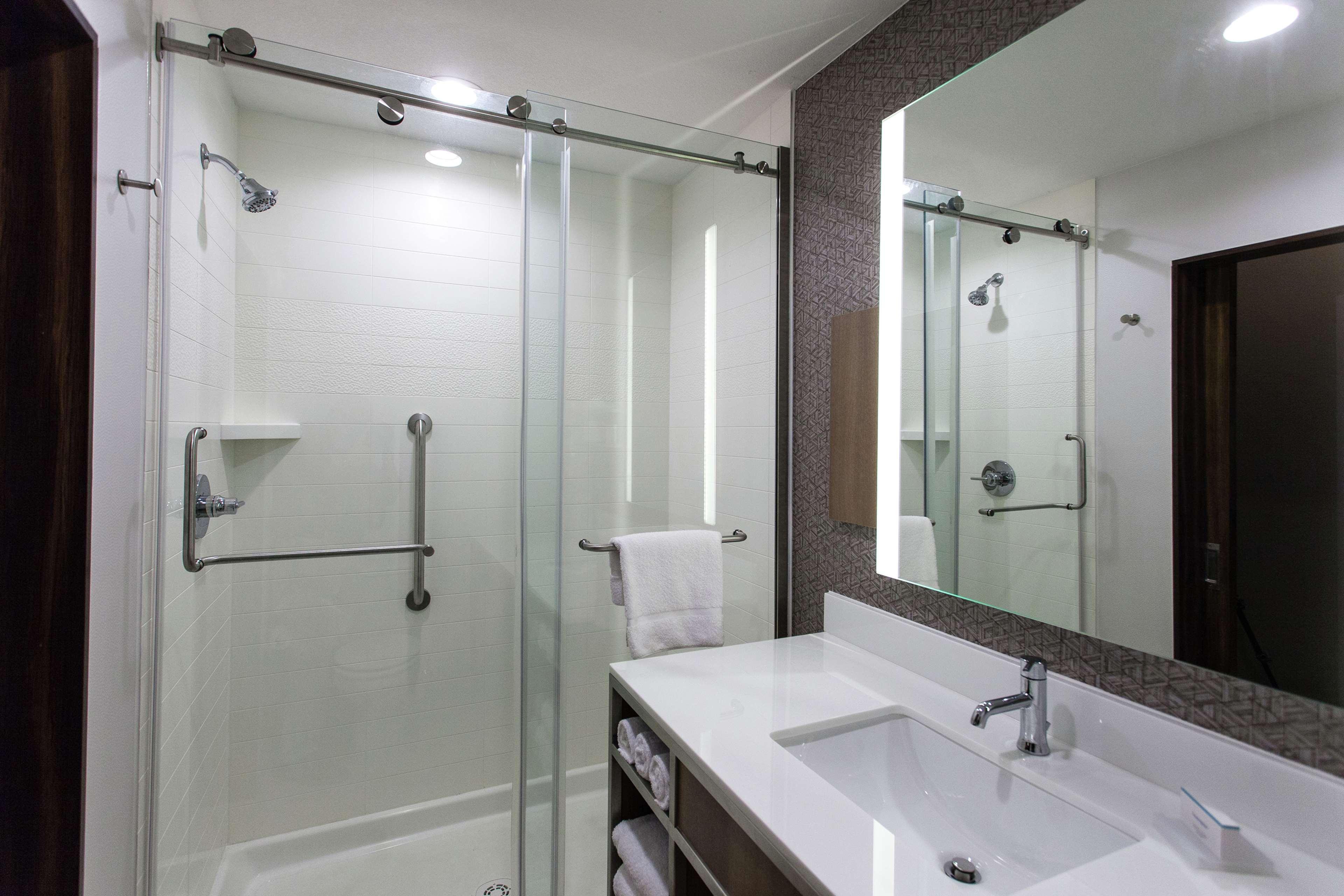 Hilton Garden Inn Topeka Ngoại thất bức ảnh
