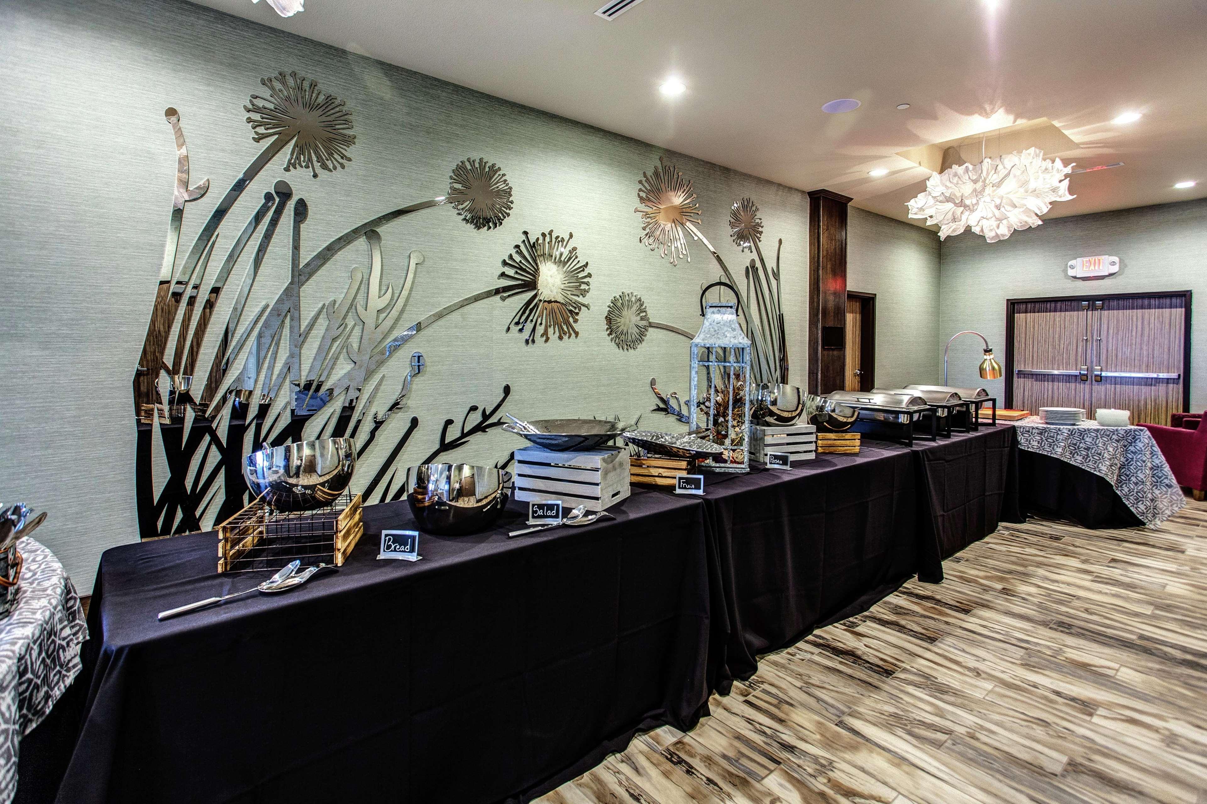 Hilton Garden Inn Topeka Ngoại thất bức ảnh