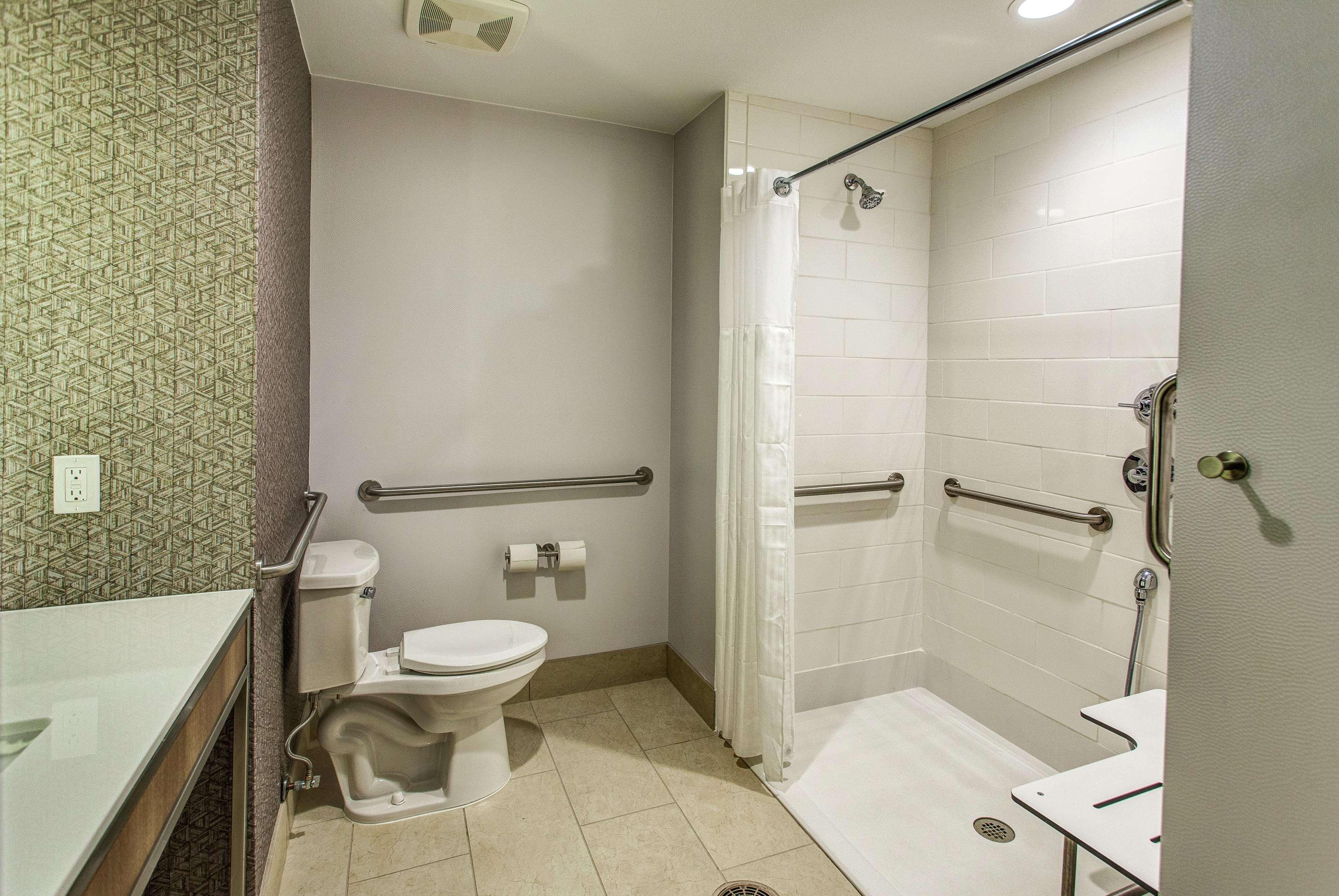 Hilton Garden Inn Topeka Ngoại thất bức ảnh