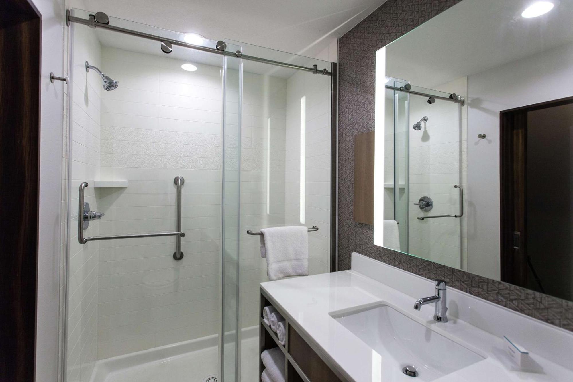 Hilton Garden Inn Topeka Ngoại thất bức ảnh